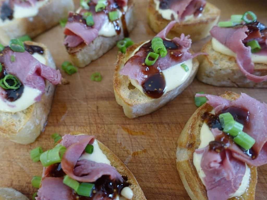 beef crostini using horseradish aioli