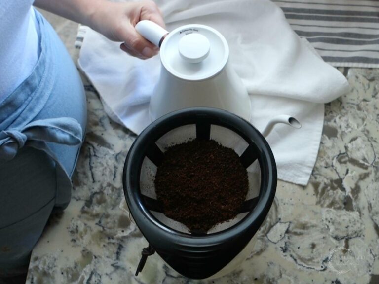 first pour hand drip coffee using chemex and gooseneck kettle
