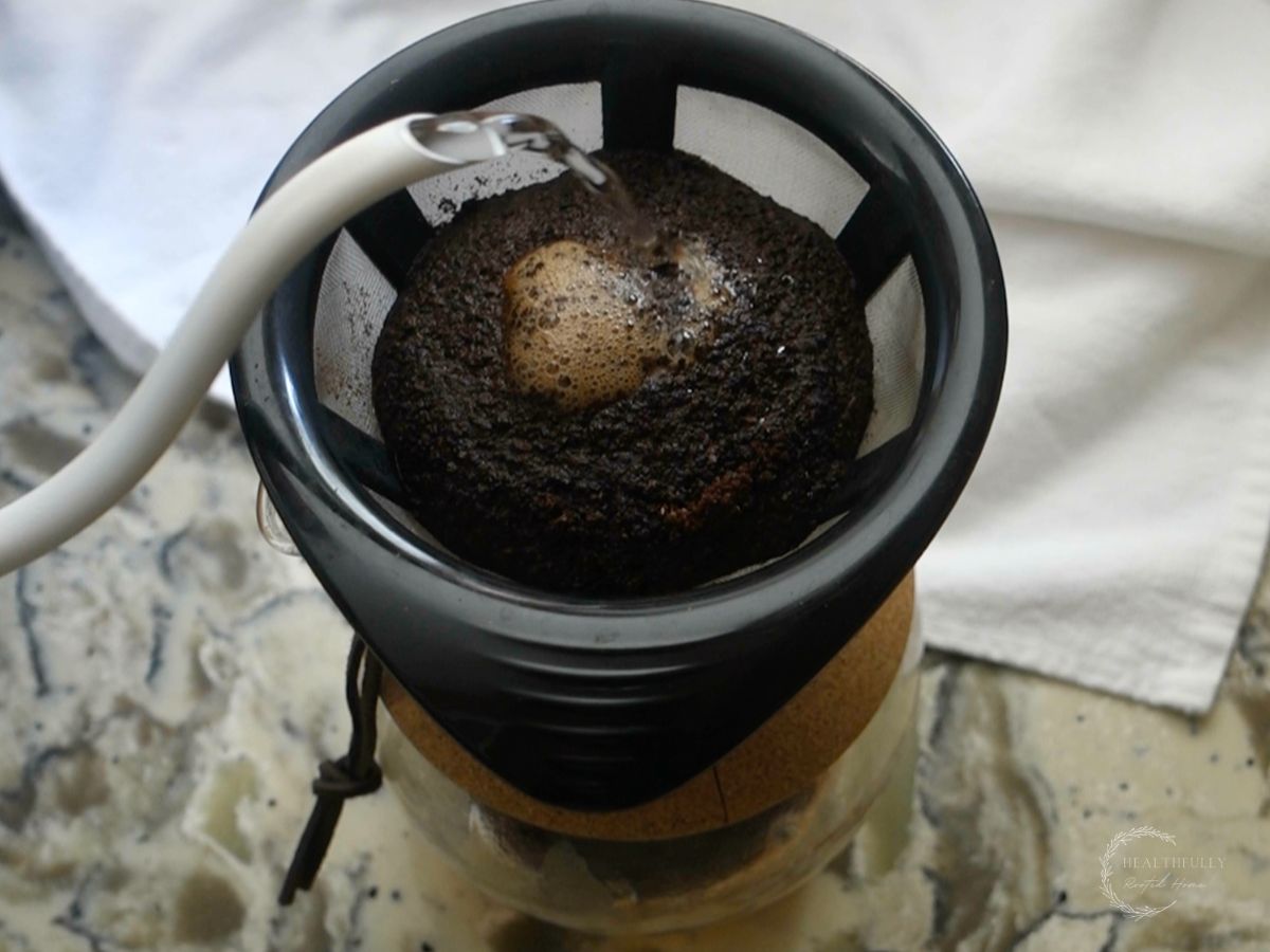second pour hand drip coffee using chemex