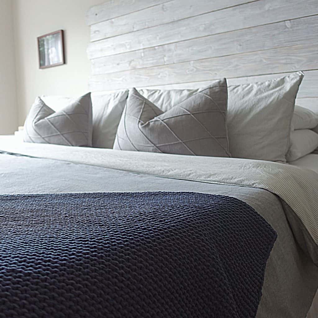 autumn homemaking morning routine making bed